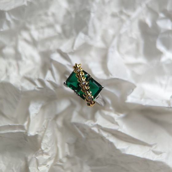 Silver ring with a 2.877-carat emerald