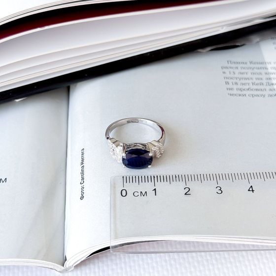 Срібна каблучка з сапфіром 3.507ct, фіанітами