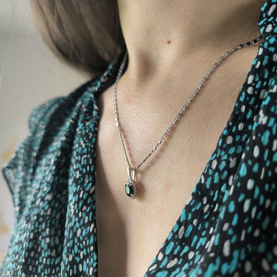 Silver pendant with a 1.098-carat sapphire and cubic zirconia