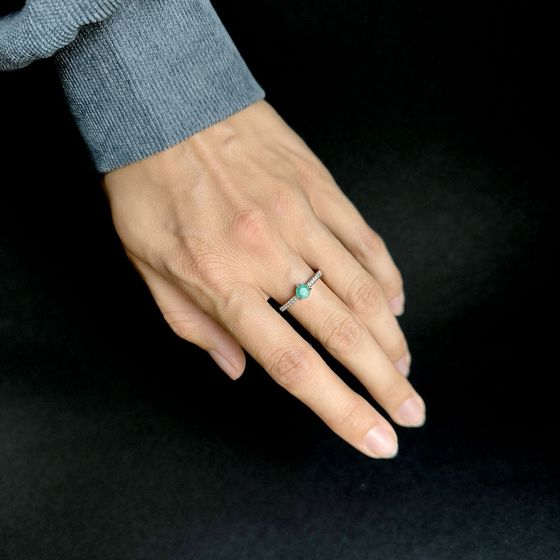 Серебряное кольцо с изумрудом 0.689ct, фианитами