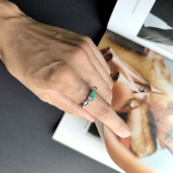 Silver ring with emerald 0.626ct, phianites