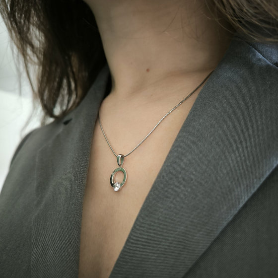 Silver pendant with cubic zirconia