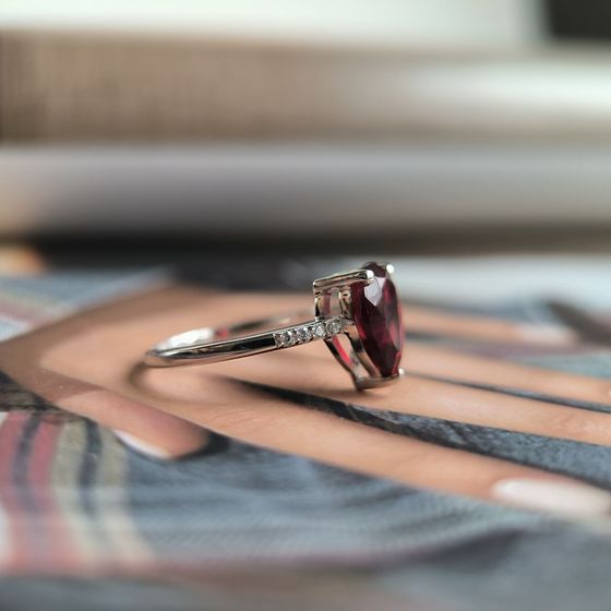 Silver ring with a 3.12 ct nano garnet
