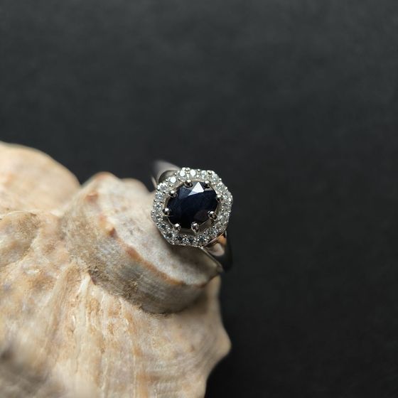 Sterling silver ring with sapphire 2.093ct, phianites