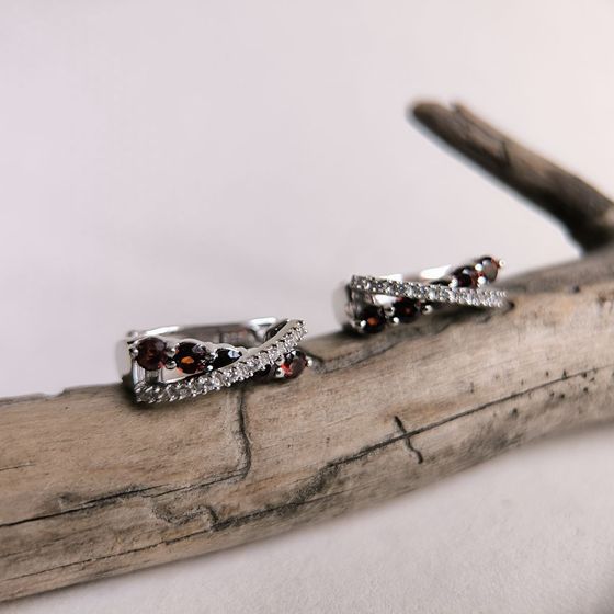 Sterling silver earrings with 1.556ct garnet, pianites