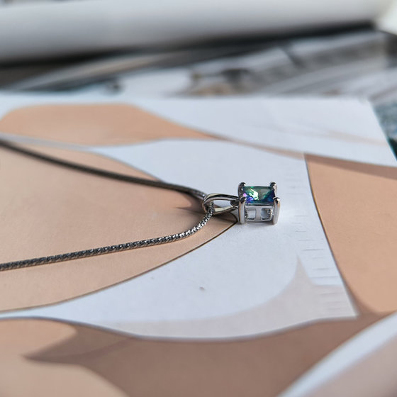 Серебряная подвеска с мистик топазом 0.5ct