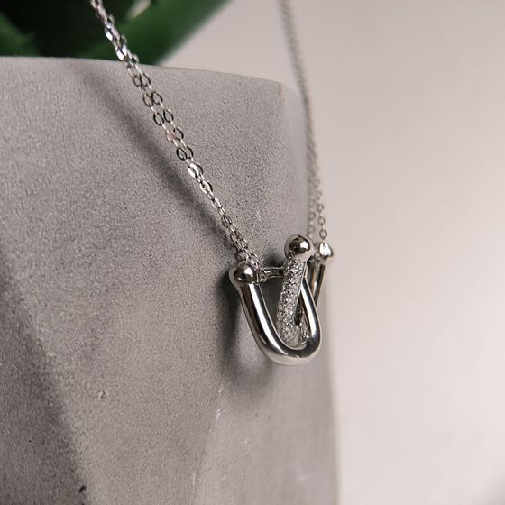 Silver necklace with phianites