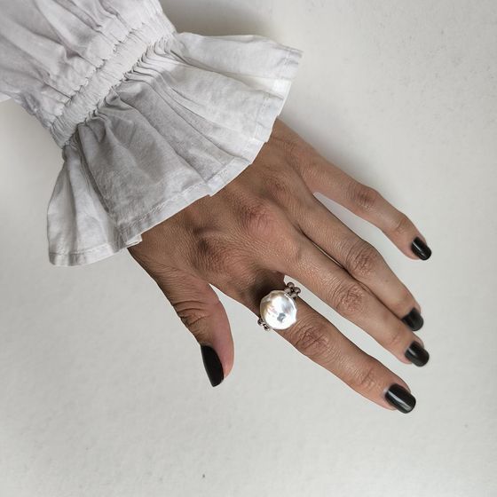 Серебряное кольцо с жемчугом барочным