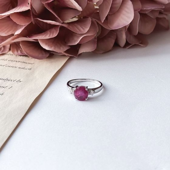 Срібна каблучка з рубіном 2.882ct, фіанітами