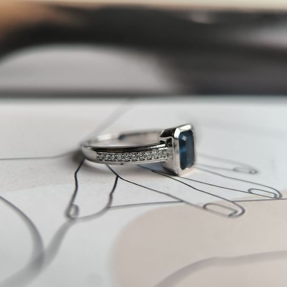 Серебряное кольцо с сапфиром nano 1.145ct, фианитами