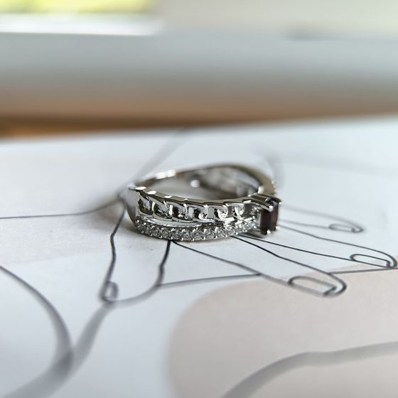 Sterling silver ring with 0.643ct garnet and fianites