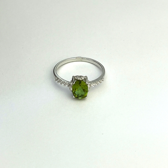Серебряное кольцо с султанитом, фианитами