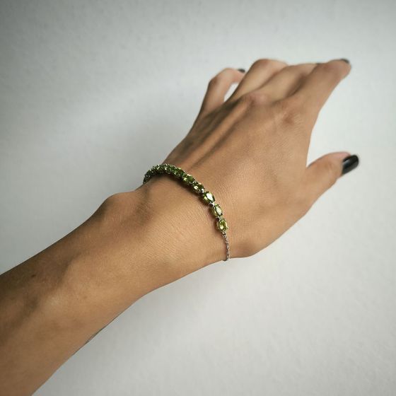 Silver bracelet with chrysolite