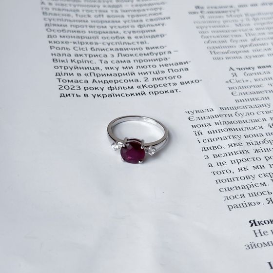 Срібна каблучка з рубіном 2.882ct, фіанітами