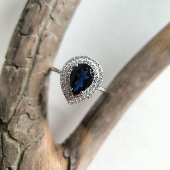 Серебряное кольцо с сапфиром nano 2.221ct, фианитами