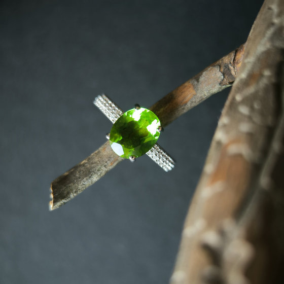 Silver ring with a 2.523ct chrysolite and cubic zirconia
