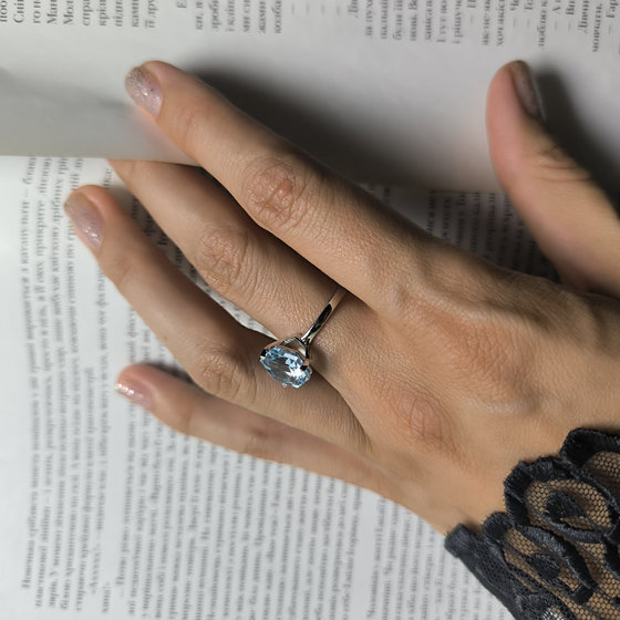 Silver ring with a 5.163-carat topaz
