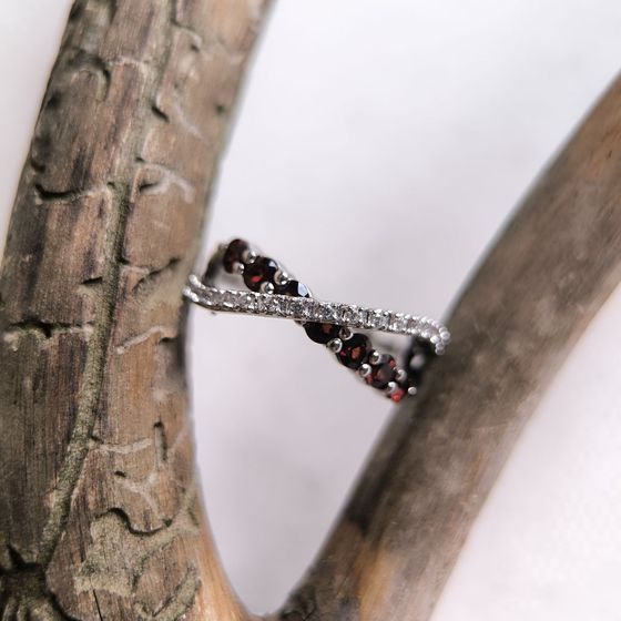 Sterling silver ring with garnet 1.125ct, phianites