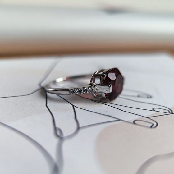 Серебряное кольцо с гранатом nano, фианитами