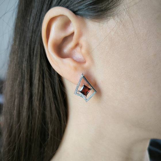 Серебряные серьги с гранатом 3.399ct