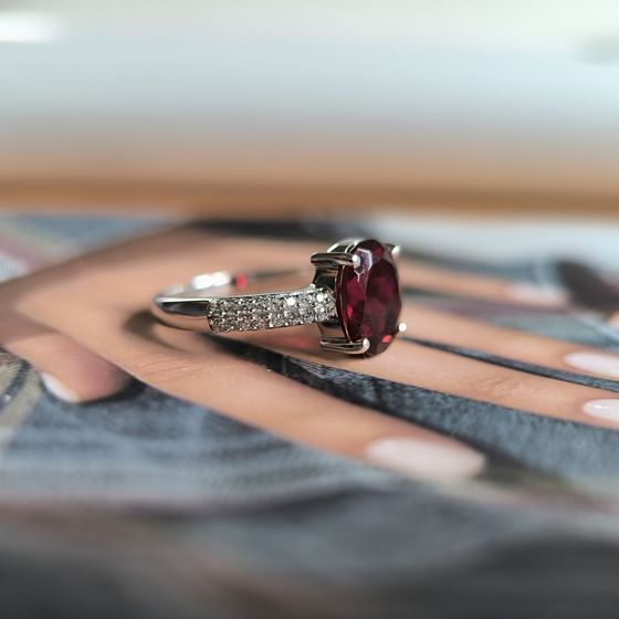 Серебряное кольцо с гранатом nano, фианитами