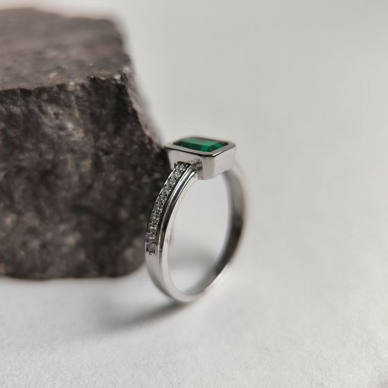 Silver ring with a 1.045-carat emerald