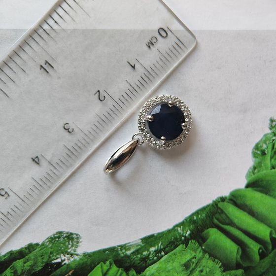 Sterling silver pendant with 2.995ct sapphire, fianites