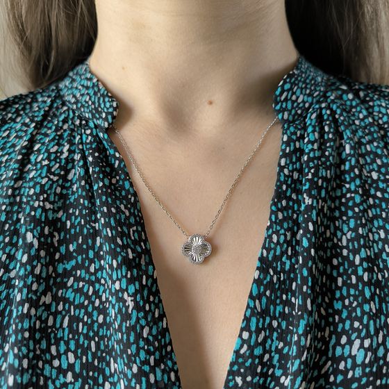 Silver necklace with phianites