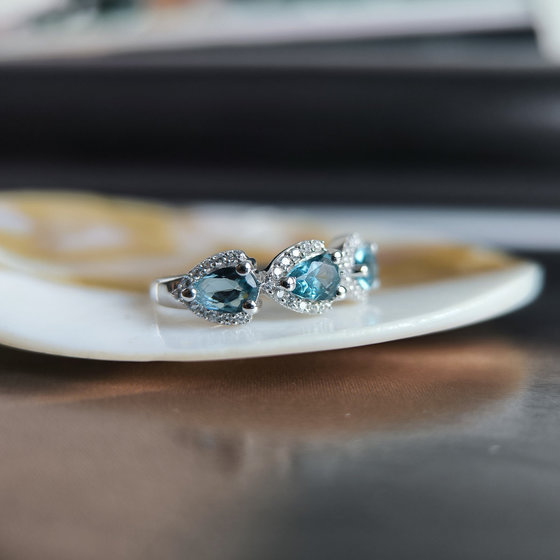 Серебряное кольцо с топазом Лондон Блю, фианитами