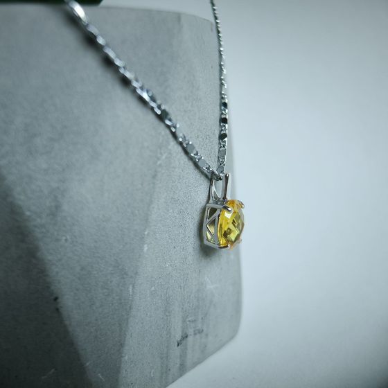 Silver pendant with a 2.49 ct nano citrine