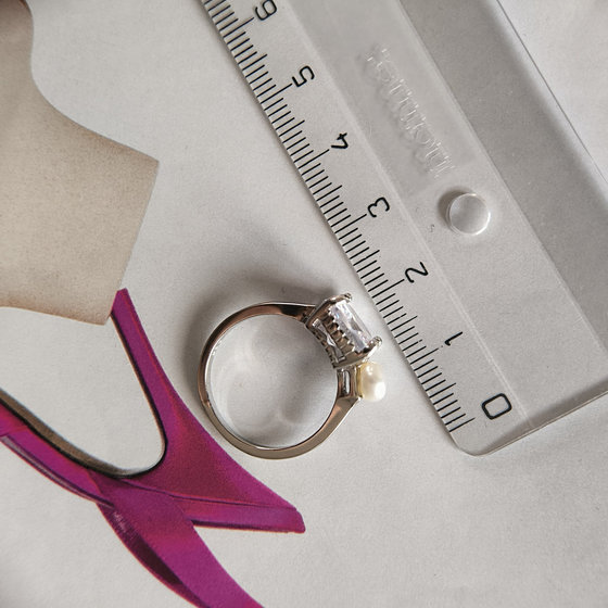 Серебряное кольцо с жемчугом, фианитами