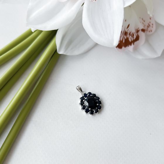 Silver pendant with a 5.58-carat sapphire