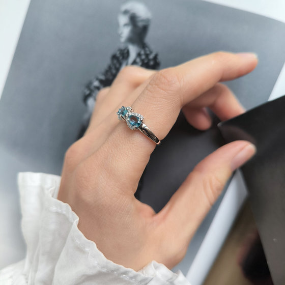 Серебряное кольцо с топазом Лондон Блю, фианитами