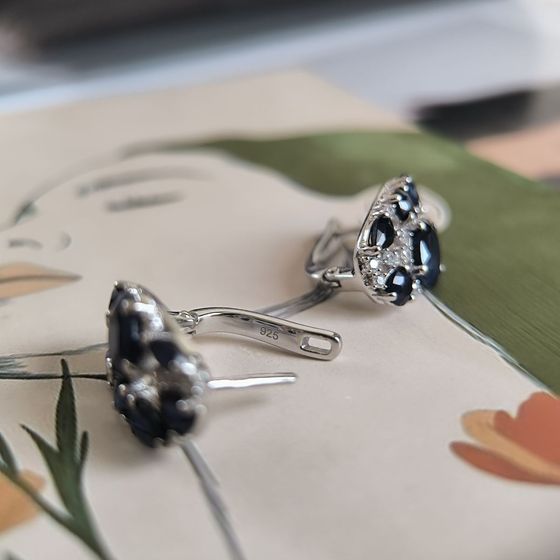 Серебряные серьги с сапфиром 7.608ct, фианитами