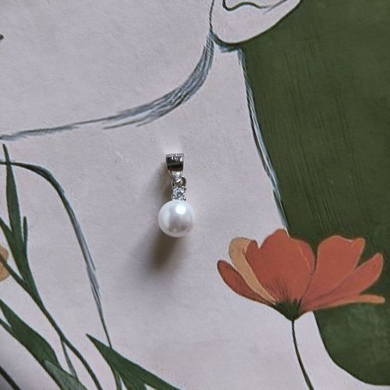 Silver pendant with pearls, fianites