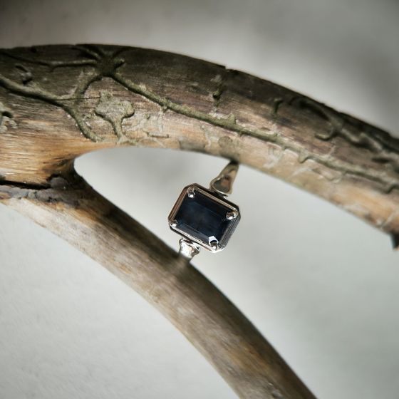 Silver ring with sapphire 2.367ct