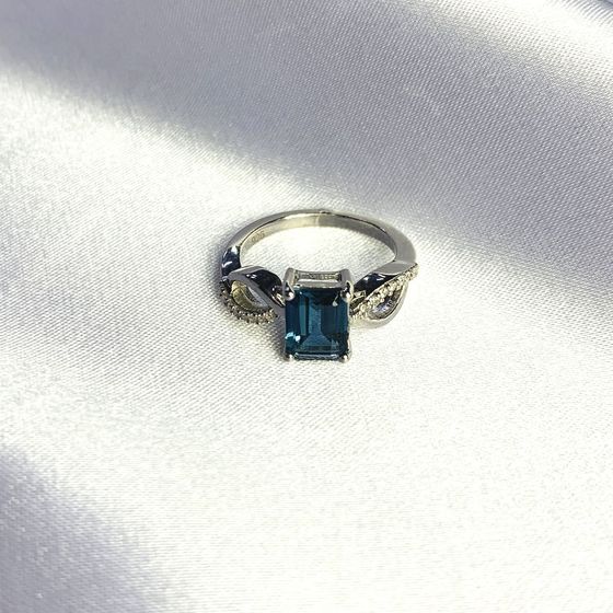 Серебряное кольцо с топазом Лондон Блю 1.547ct