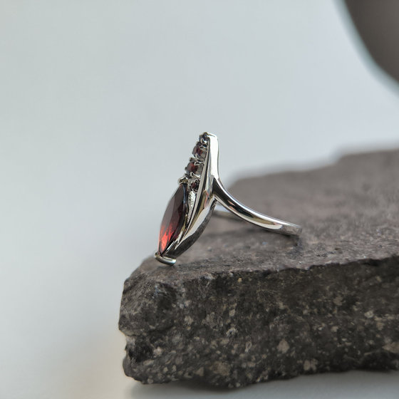 Серебряное кольцо с гранатом 2.135ct