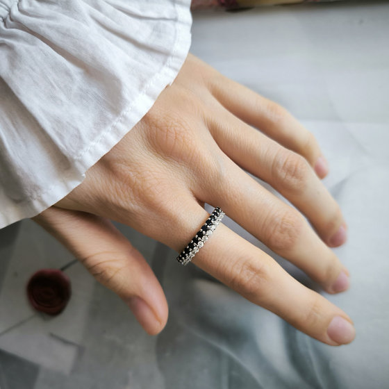 Серебряное кольцо с сапфиром, фианитами