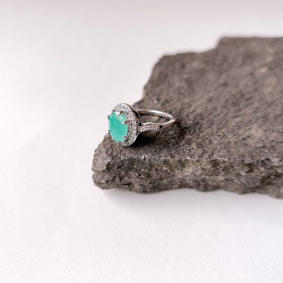 Срібна каблучка зі смарагдом 3.14ct, фіанітами