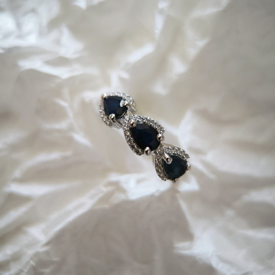 Серебряное кольцо с сапфиром, фианитами