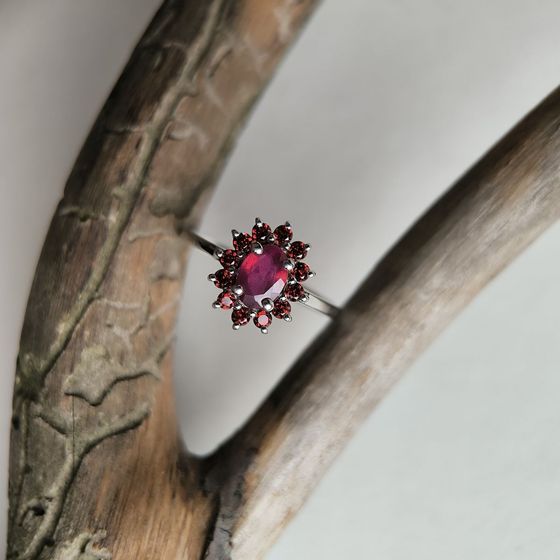 Срібна каблучка з рубіном 1.467ct, гранатом