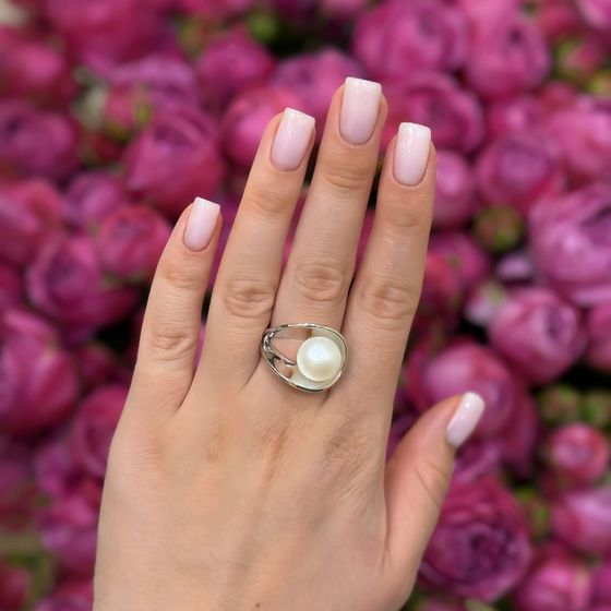 Silver ring with pearls