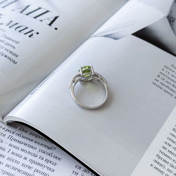 Серебряное кольцо с хризолітом