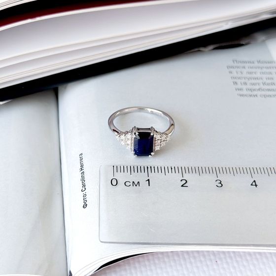 Срібна каблучка з сапфіром 1.947ct, фіанітами