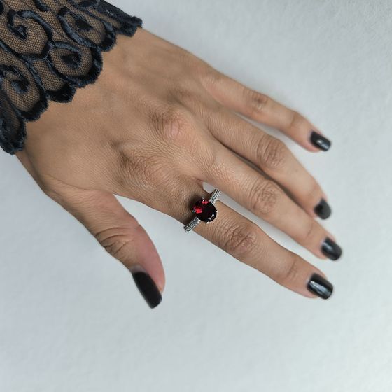 Серебряное кольцо с гранатом nano, фианитами