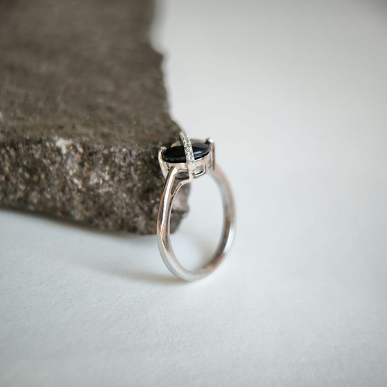 Серебряное кольцо с сапфиром 2.732ct, фианитами