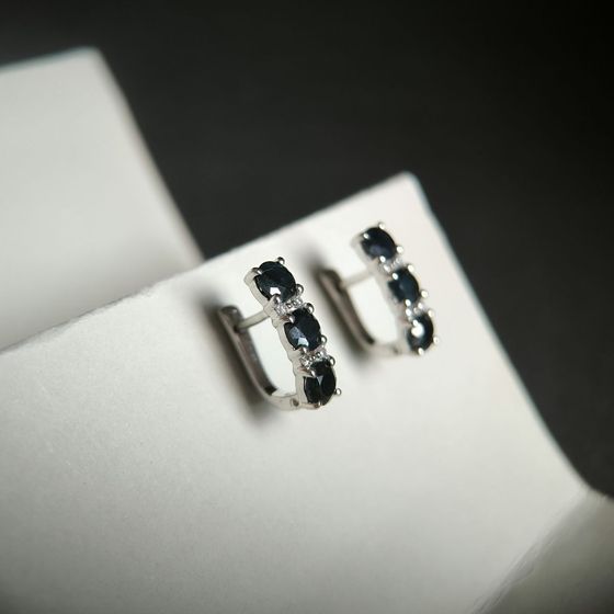 Срібні сережки з сапфіром 4.073ct, фіанітами