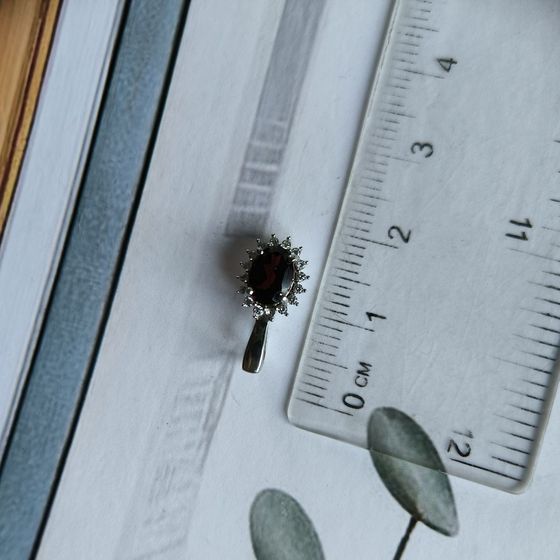 Silver pendant with a 1.041-carat garnet