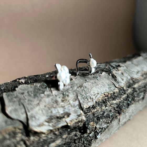 Silver earrings with pearls, fianites